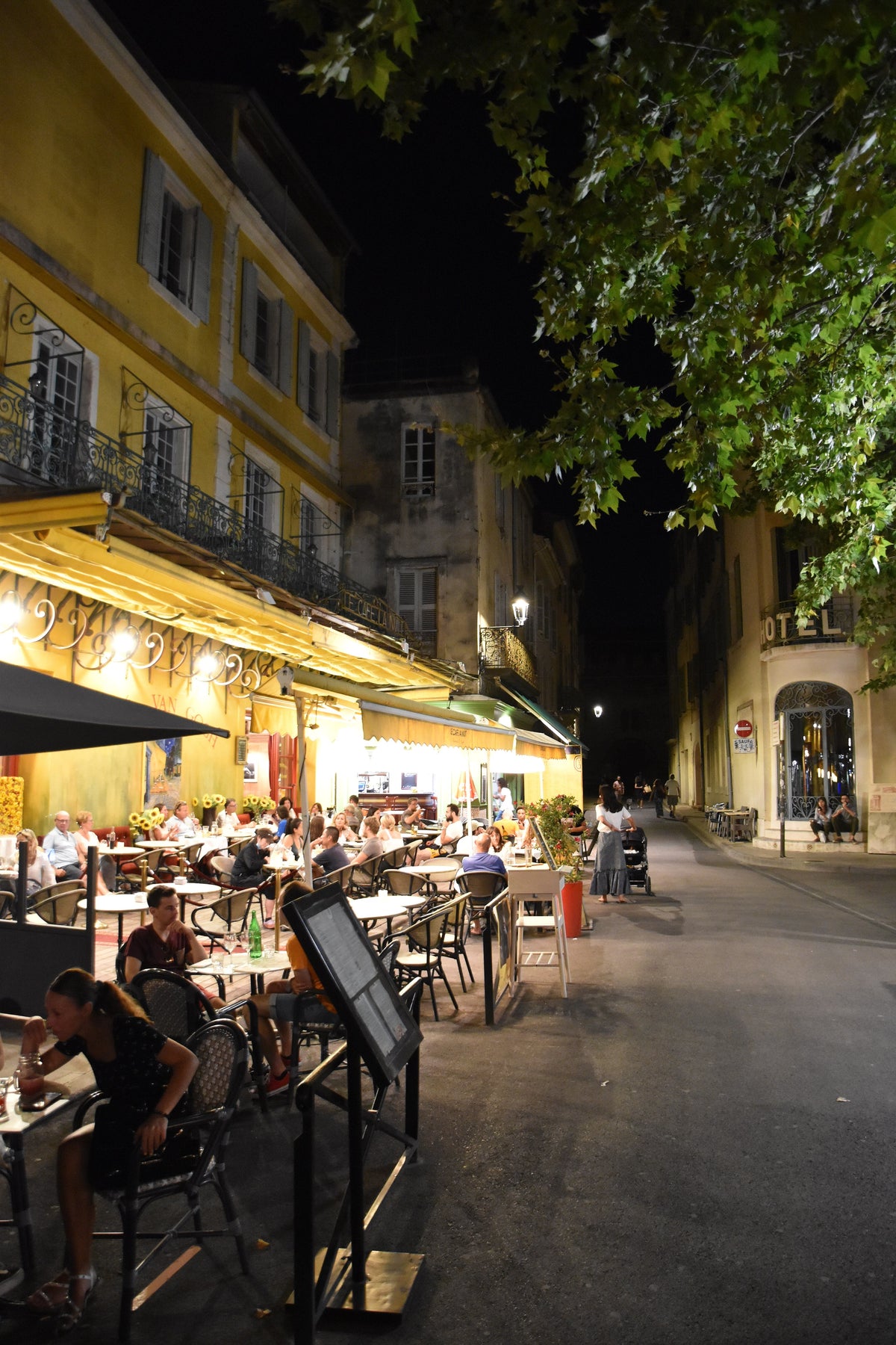 Le Café Van Gogh et la place du Forum à Arles photographiés de nuit