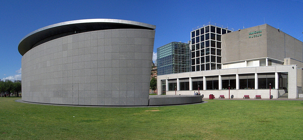 Façade vitrée du Musée Van Gogh sur Museumplein à Amsterdam