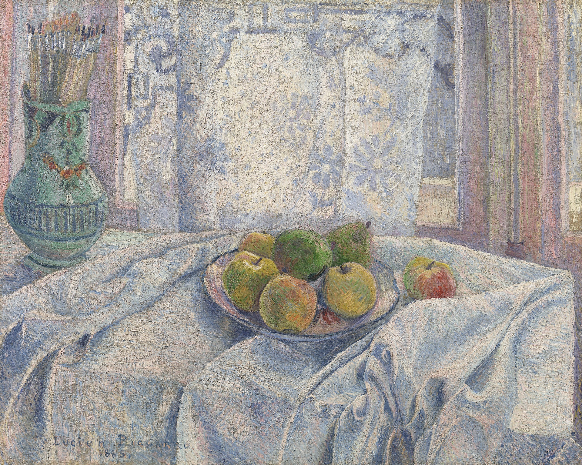 Des pommes sur une nappe devant une fenêtre aux rideaux de dentelle - Lucien Pissarro image 1 reproduction de peinture à l’huile
