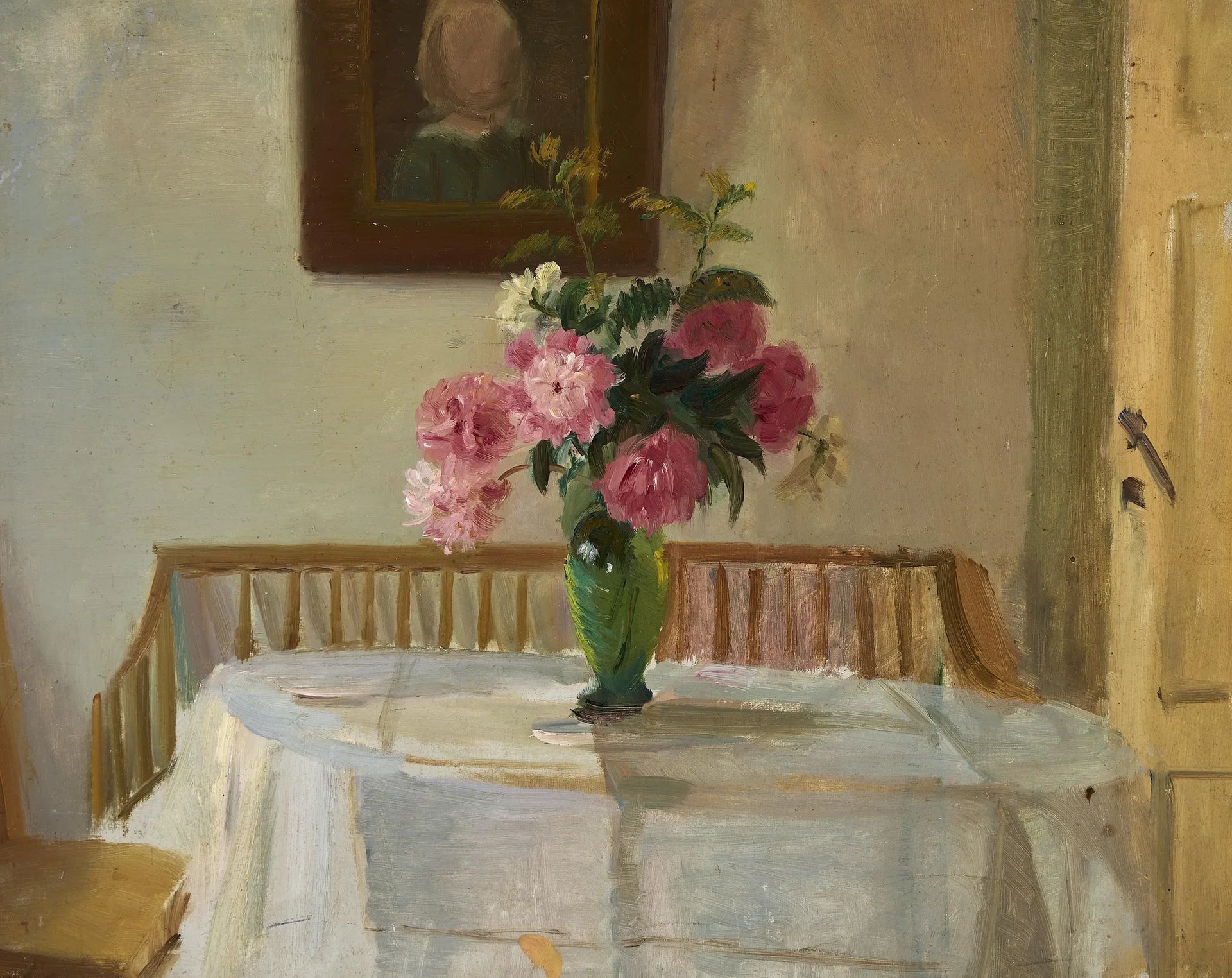Intérieur de la maison des Anchers, rue Markvej à Skagen, avec des chrysanthèmes roses dans un vase posé sur une table. - Anna Ancher image 1 tableau peint à l’huile sur toile