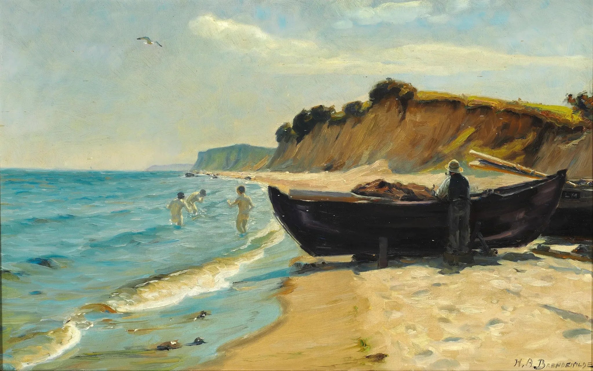 Journée d'été à la plage avec des garçons se baignant et un pêcheur sur son bateau - H. A. Brendekilde image 1 reproduction de peinture à l’huile