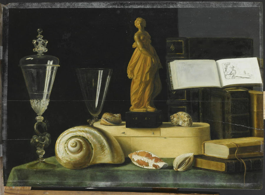 Nature morte à la statuette, à la boîte en copeaux, aux coquillages et aux livres - Sébastien Stoskopff