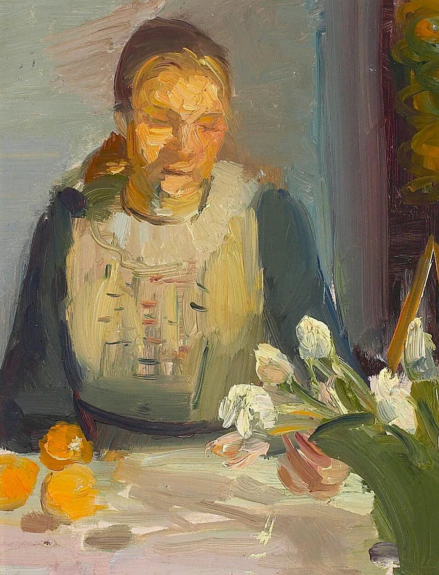 Portrait de Maren Brems assise à une table ensoleillée avec des tulipes blanches et roses dans un vase vert. - Anna Ancher