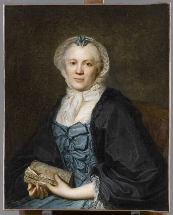 Portrait de femme tenant une brochure - Guillaume Voiriot