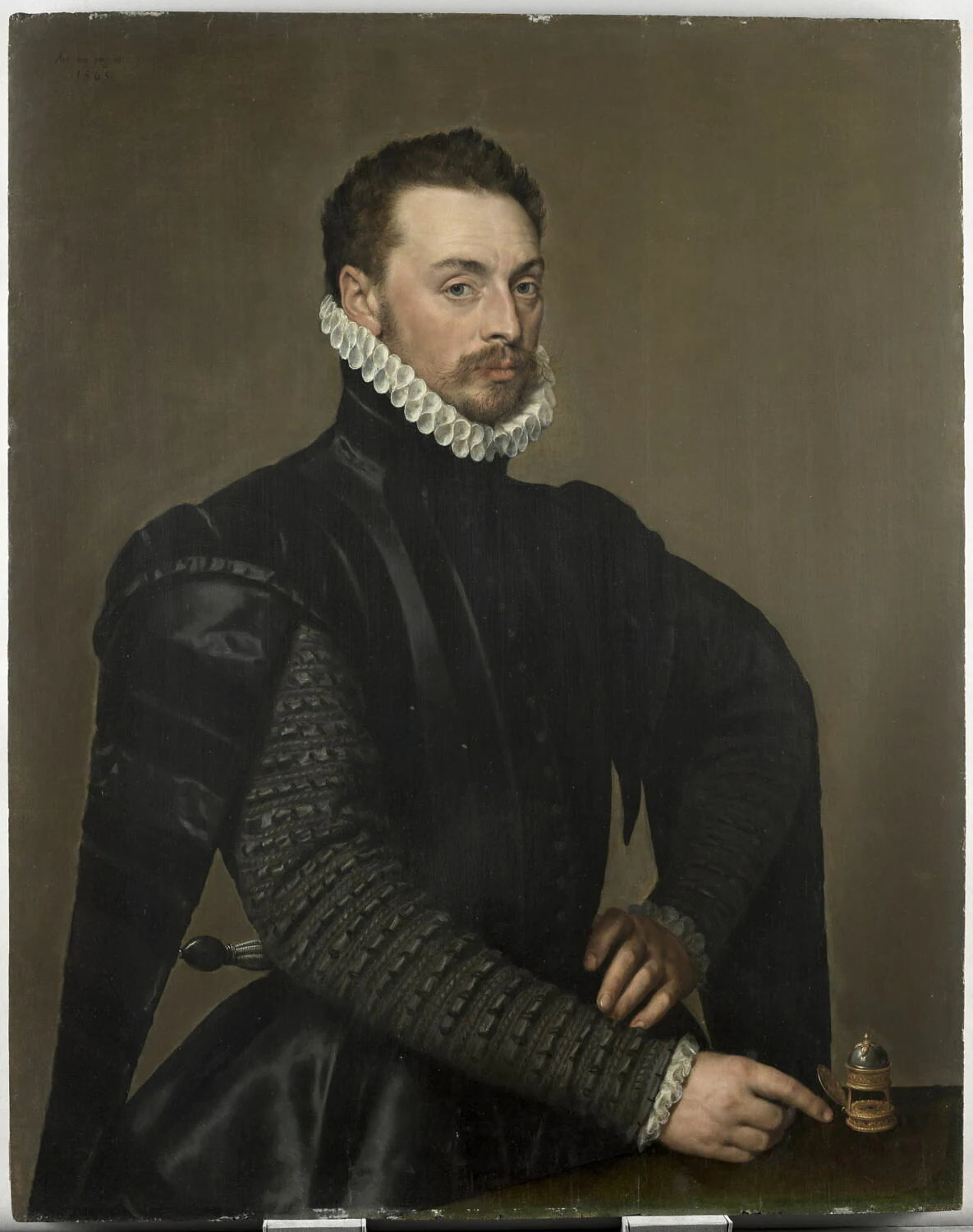 Portrait d'homme désignant une horloge de table - Anthonis Mor van Dashorst