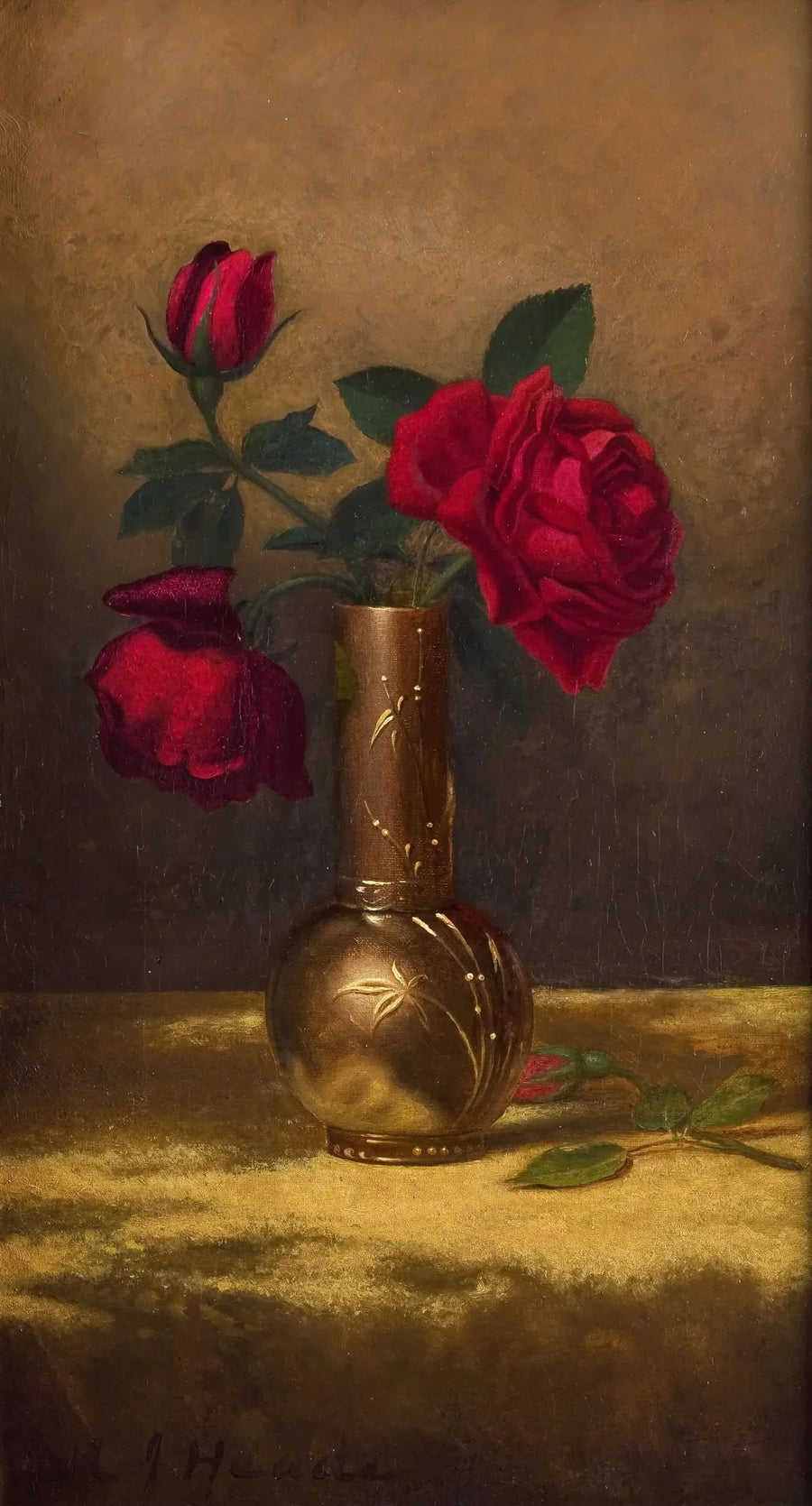 Roses rouges dans un vase japonais sur un tissu en velours doré - Martin Johnson Heade