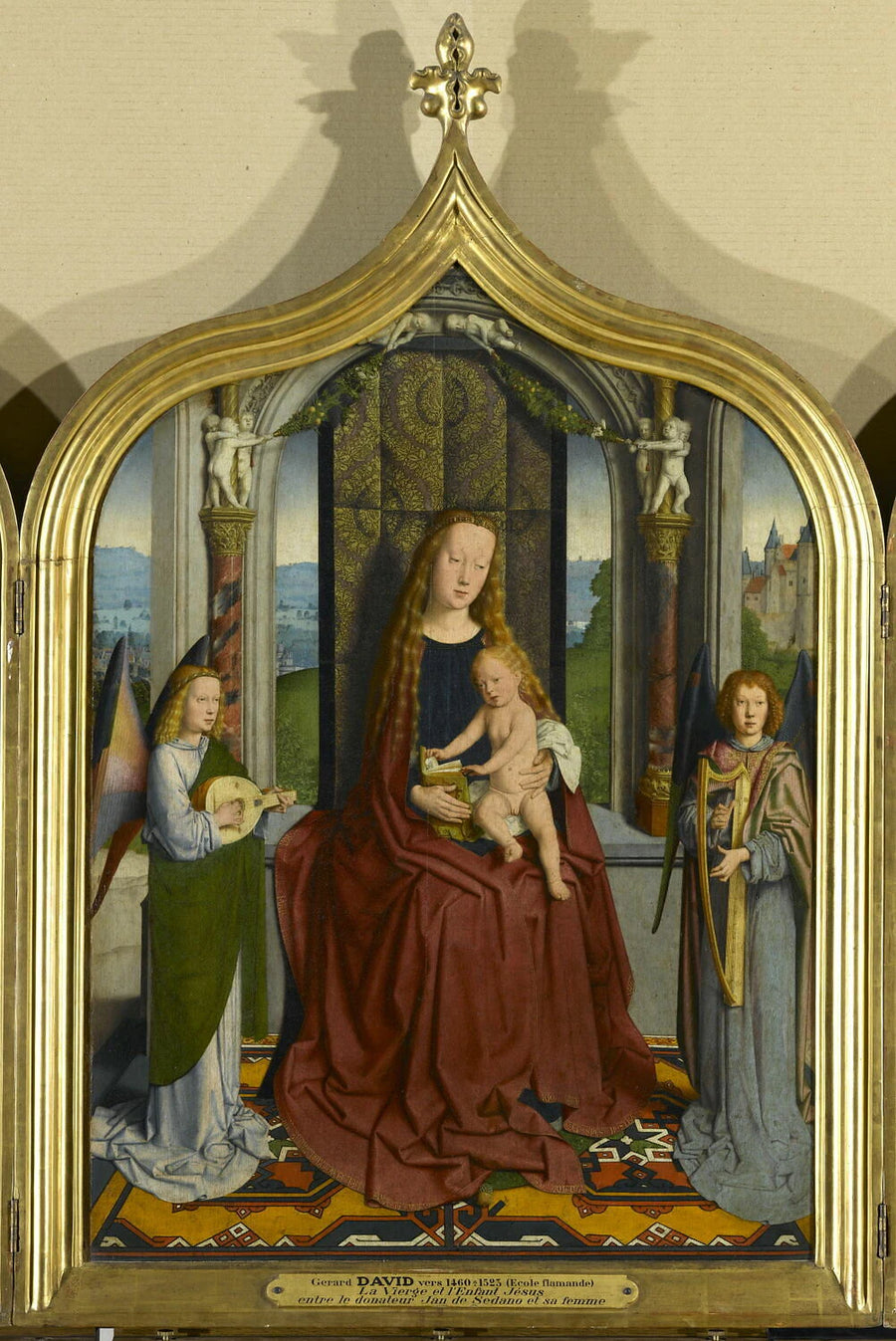 Triptyque de la famille Sedano : centre : La Vierge et l'Enfant trônant en reine du ciel, entre deux anges musiciens - Gérard David