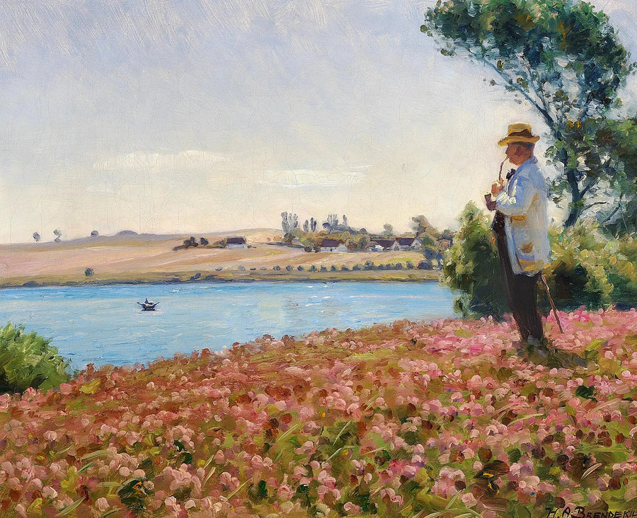 Un homme en blouse blanche profite de la vue sur une crique. - H. A. Brendekilde