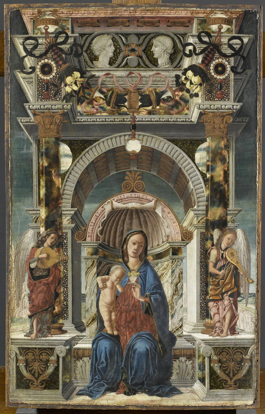 La Vierge et l'Enfant entre deux anges musiciens - Artiste inconnu